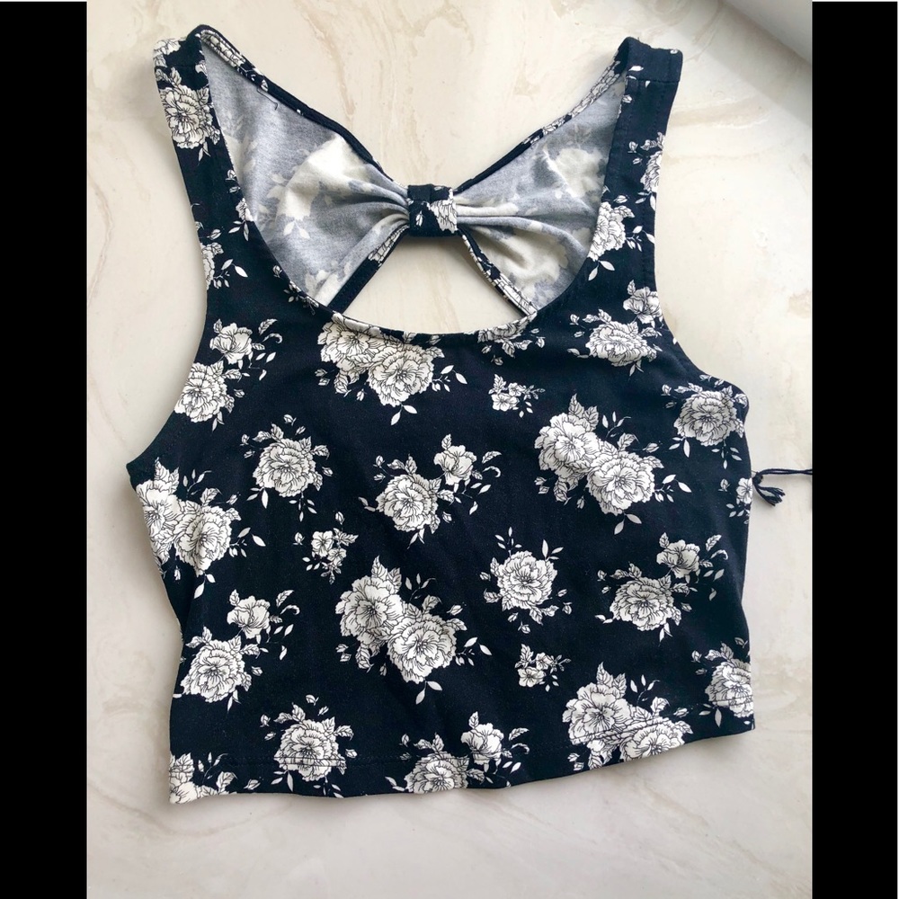 FOREVER 21 - Black & Off White Floral Crop Top